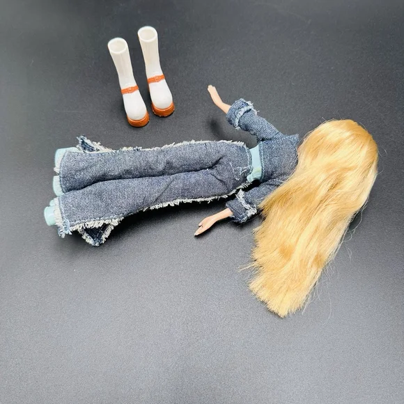 Bratz First Edition Cloe Doll ‘Altered’ 10" Blonde Hair W Outfit & Shoes 2001 - Picture 10 of 15